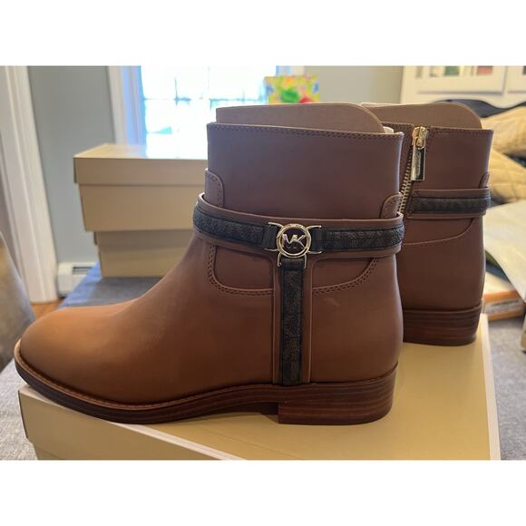 MICHAEL KORS “MINDY” FLAT LEATHER BOOT W SIGNATURE LOGO COGNAC SZ 6 MSRP$398 - Picture 8 of 10